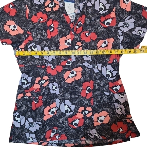 Sanibel Floral Scrub Top Gray Red Front Pockets Size Medium - Picture 4 of 6